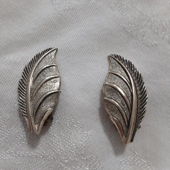 Silver tone clip leaf earrings elegant 1.5" career - Picture 1 of 3